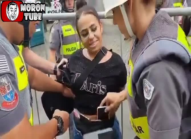 Video :An amazing amount of phones are taken by a female pickpocket!